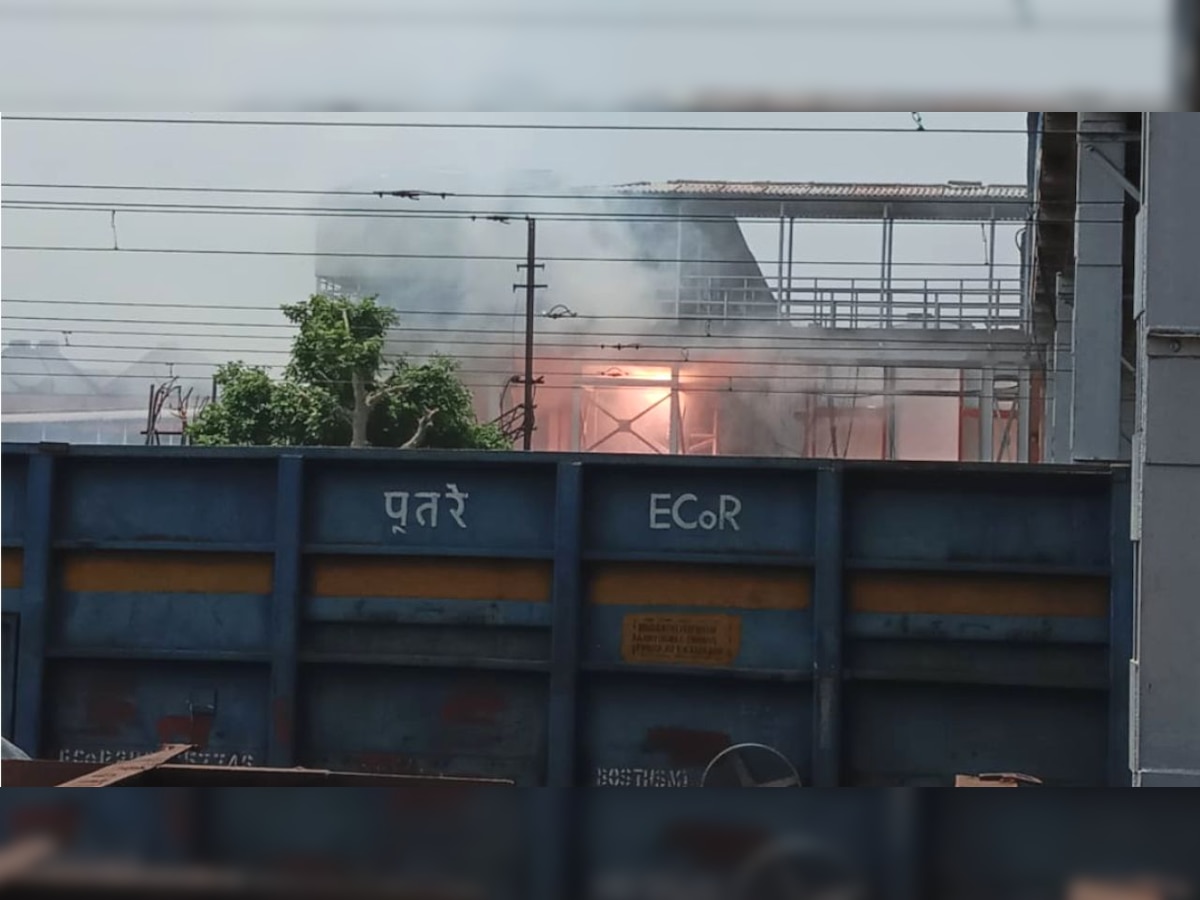 Railway Station Fire: डीडीयू जंक्शन पर लगी आग, मची अफरा-तफरी, टला बड़ा हादसा