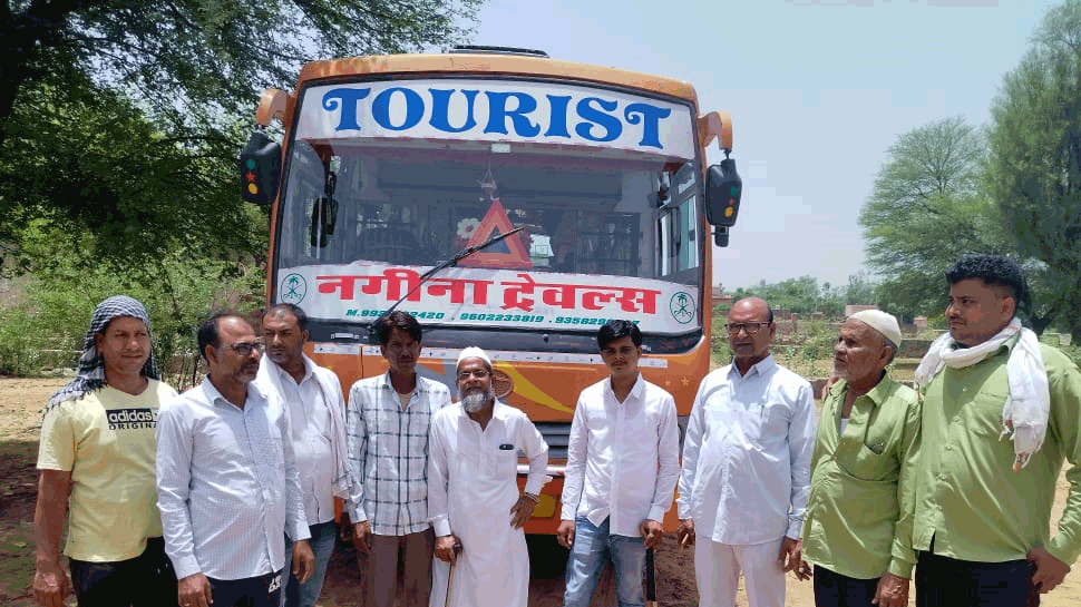 आजादी के बाद पहली बार बारात की बस पहुंची बणी मोहल्ले, लोगों ने किया जोरदार स्वागत आजादी के बाद पहली बार बारात की बस पहुंची बणी मोहल्ले, लोगों ने किया जोरदार स्वागत