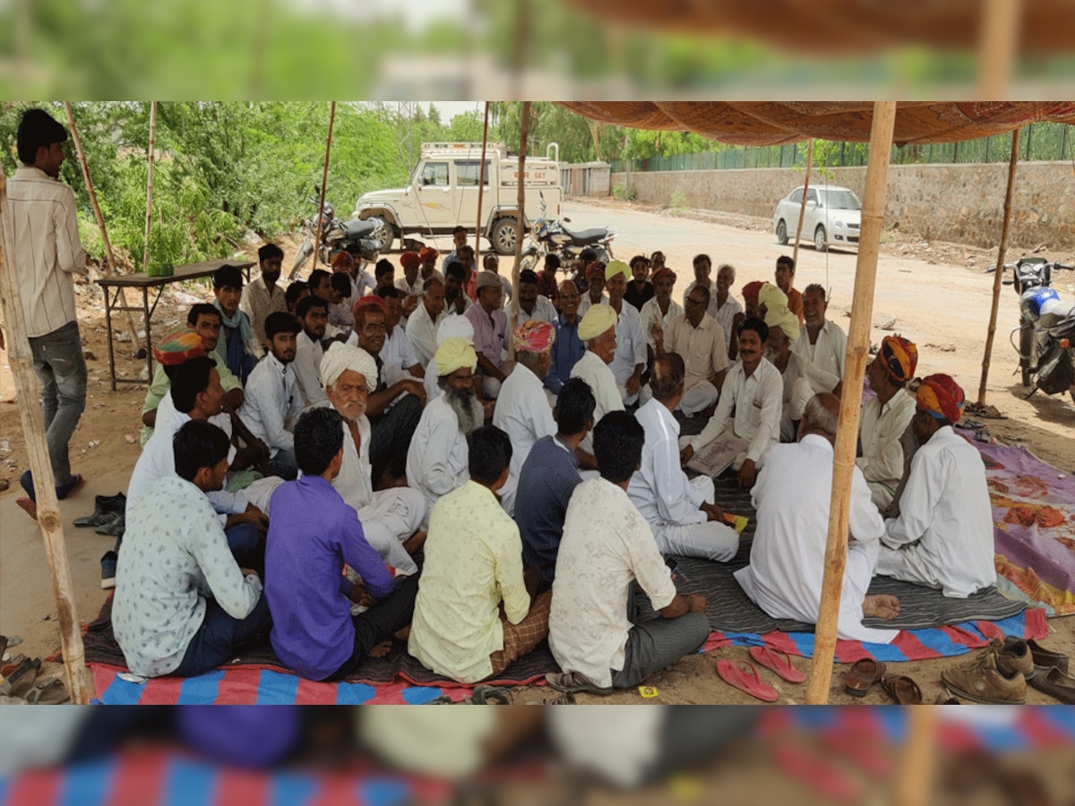 दलित अत्याचारों के विरुद्ध में धरना स्थल पर उमड़ी भीड़