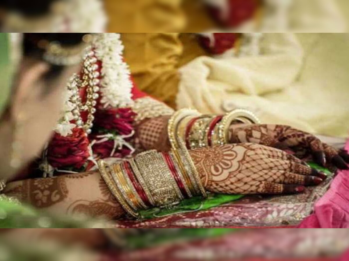 Bride's Video: अपनी ही शादी में कंट्रोल नहीं कर पाई दुल्हन, इस चीज को खाने के लिए डोल गया मन