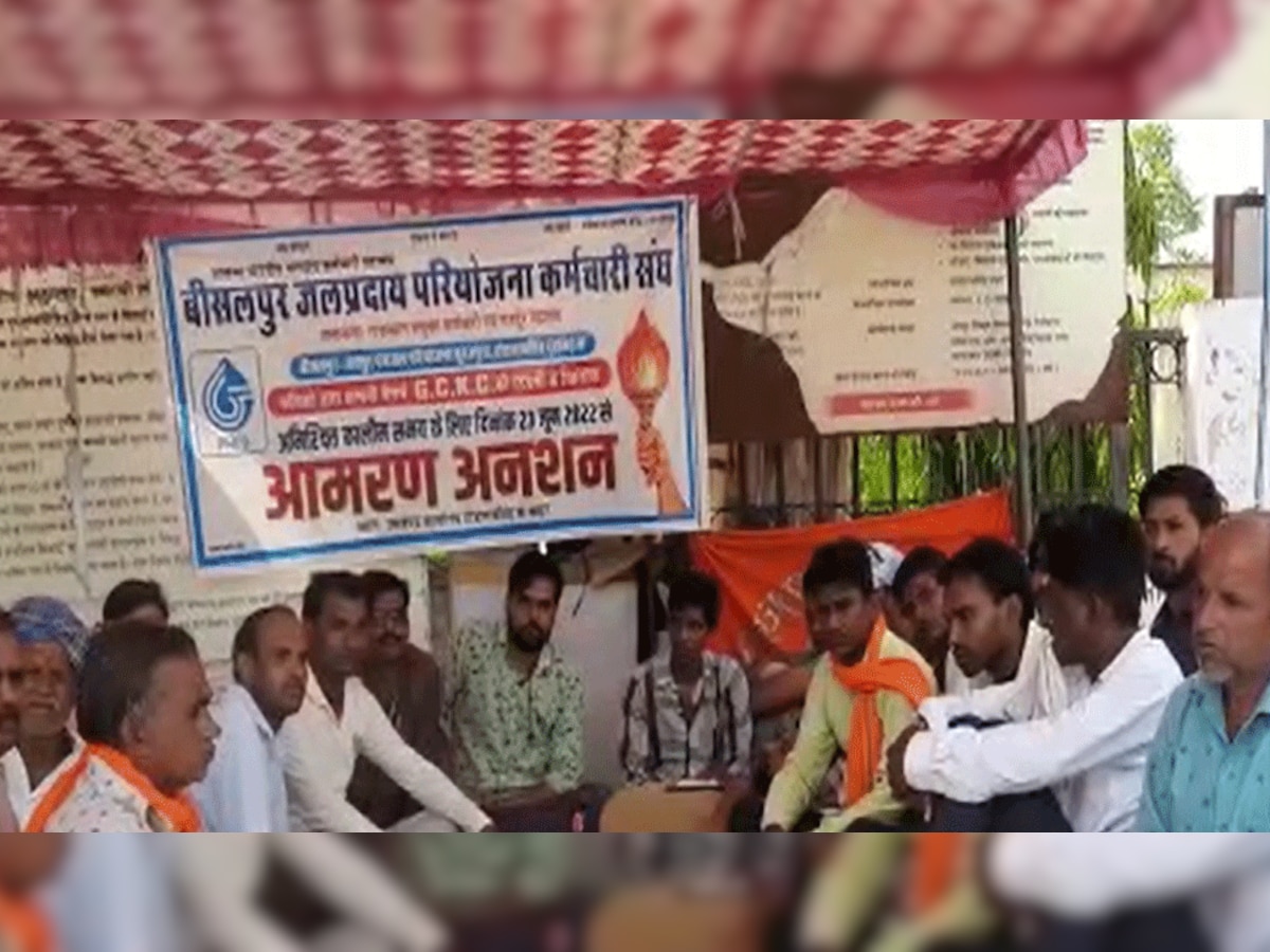Malpura: सूरजपुरा फिल्टर प्लांट में फिर से कार्य पर रखने की मांग को लेकर श्रमिकों का धरना जारी 