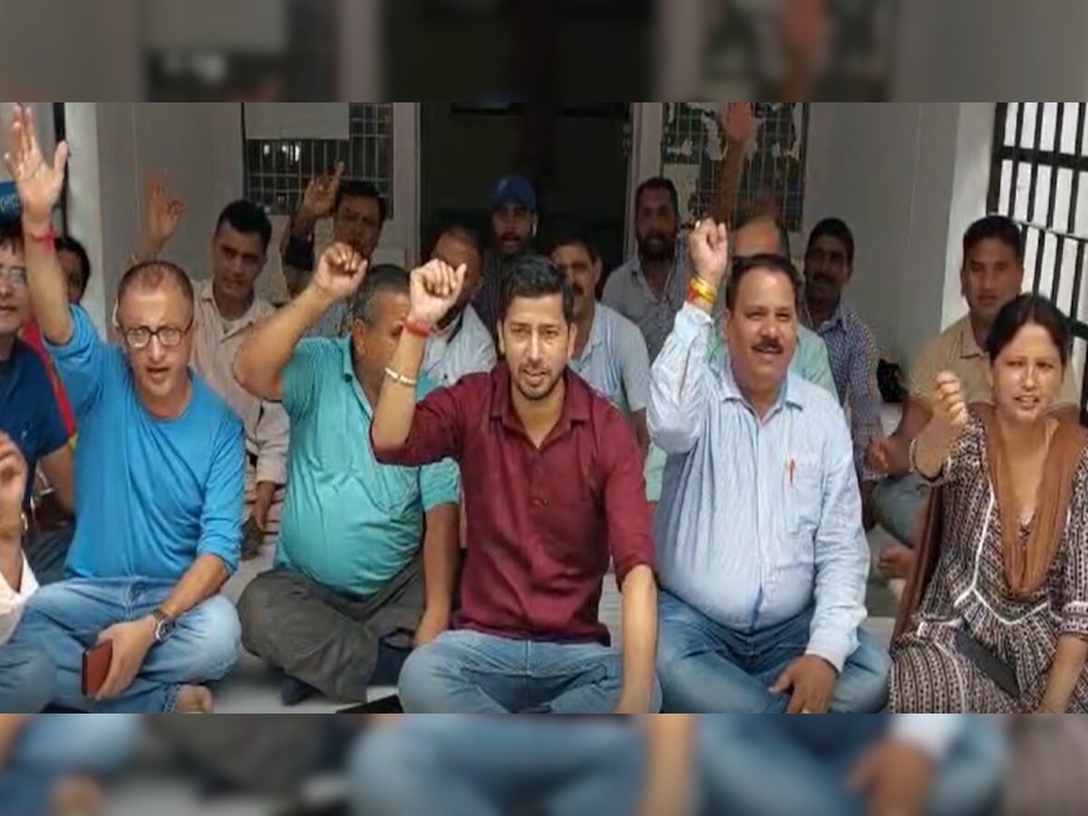 Himachal: धर्मशाला में जिला परिषद कैडर के कर्मचारियों ने की 'पेन डाउन स्ट्राइक'  