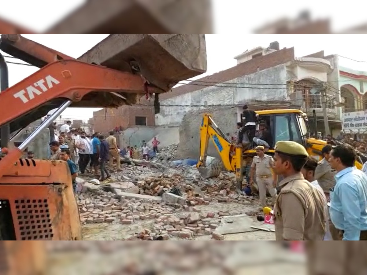 सिलेंडर के जोरदार धमाके से गिरी दो घरों की छत, एक की मौत, 6 घायल, कई बच्चे मलबे में दबे