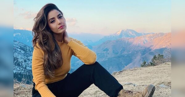 Srishty Rode goes bold in swimsuit breaks Sanskari Bahu image with her ...