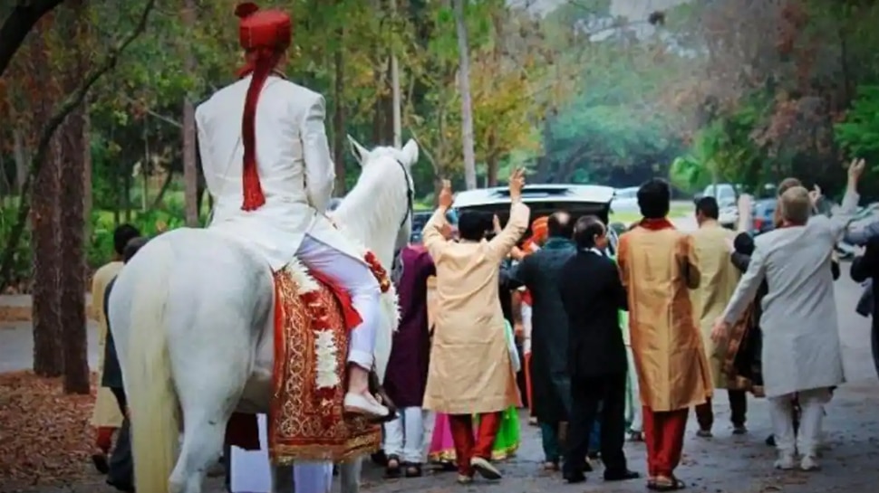 Wedding News: शादी वाले दिन दूल्हे ने बारात में की ऐसी 'गंदी' हरकत! दोस्तों ने ठोक दिया 50 लाख का मुकदमा