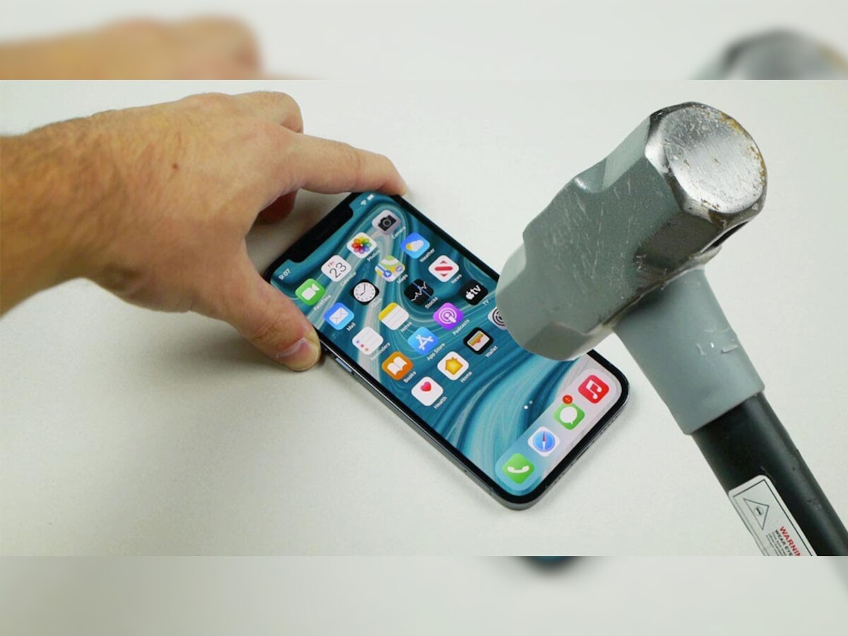 iPhone 13 की मजबूती देखने के लिए शख्स ने मारे हथौड़े और चाकू; आखिर में हुआ ये हाल; देखें Video