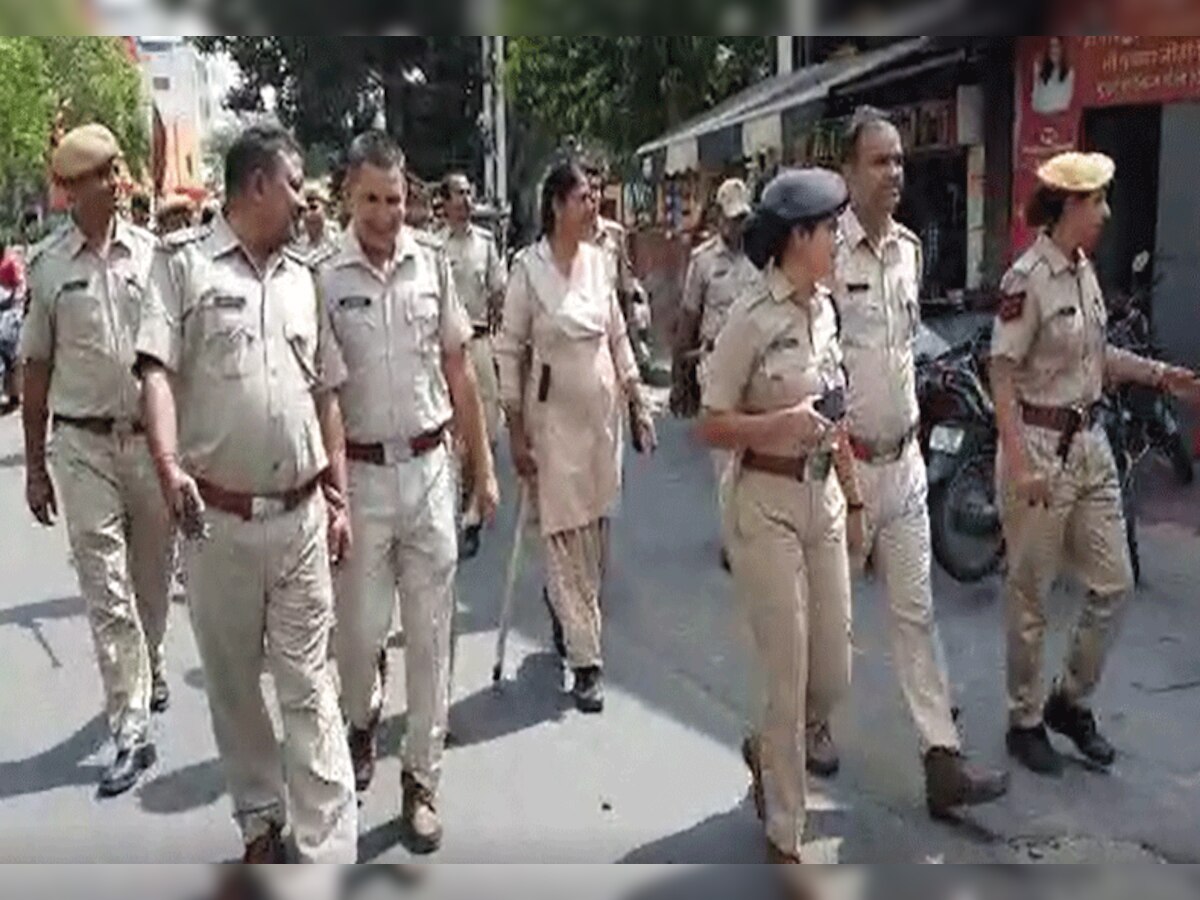 रूट मार्च करती पुलिस