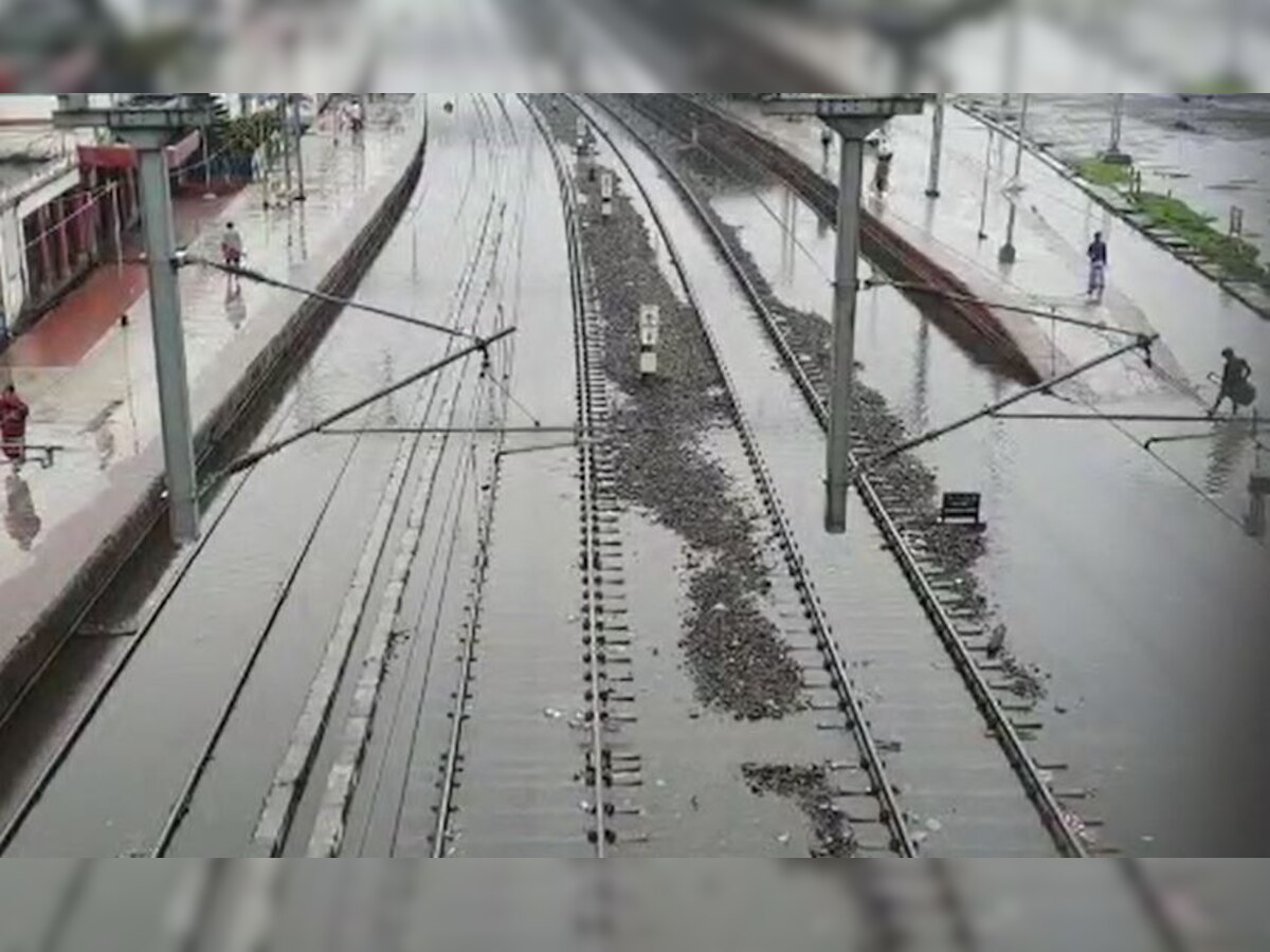 किशनगंज रेलवे स्टेशन के परिसर में हुआ जलभराव, यात्री हो रहे परेशान