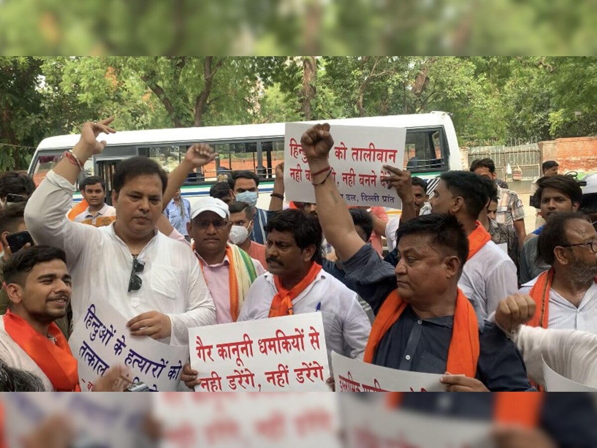 उदयपुर में हिंदू टेलर की हत्या पर दिल्ली में प्रदर्शन करते वीएचपी और बजरंग दल कार्यकर्ता