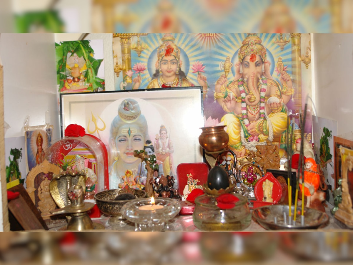 Home Puja Temple: घर के मंदिर में कभी न रखें ये 3 चीजें, परिवार को कर देती हैं कंगाल