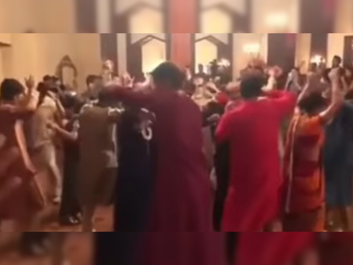शादी में मस्ती से डांस कर रहे थे रिश्तेदार, अचानक जमीन में समा गए सभी; देखें चौंकाने वाला Video