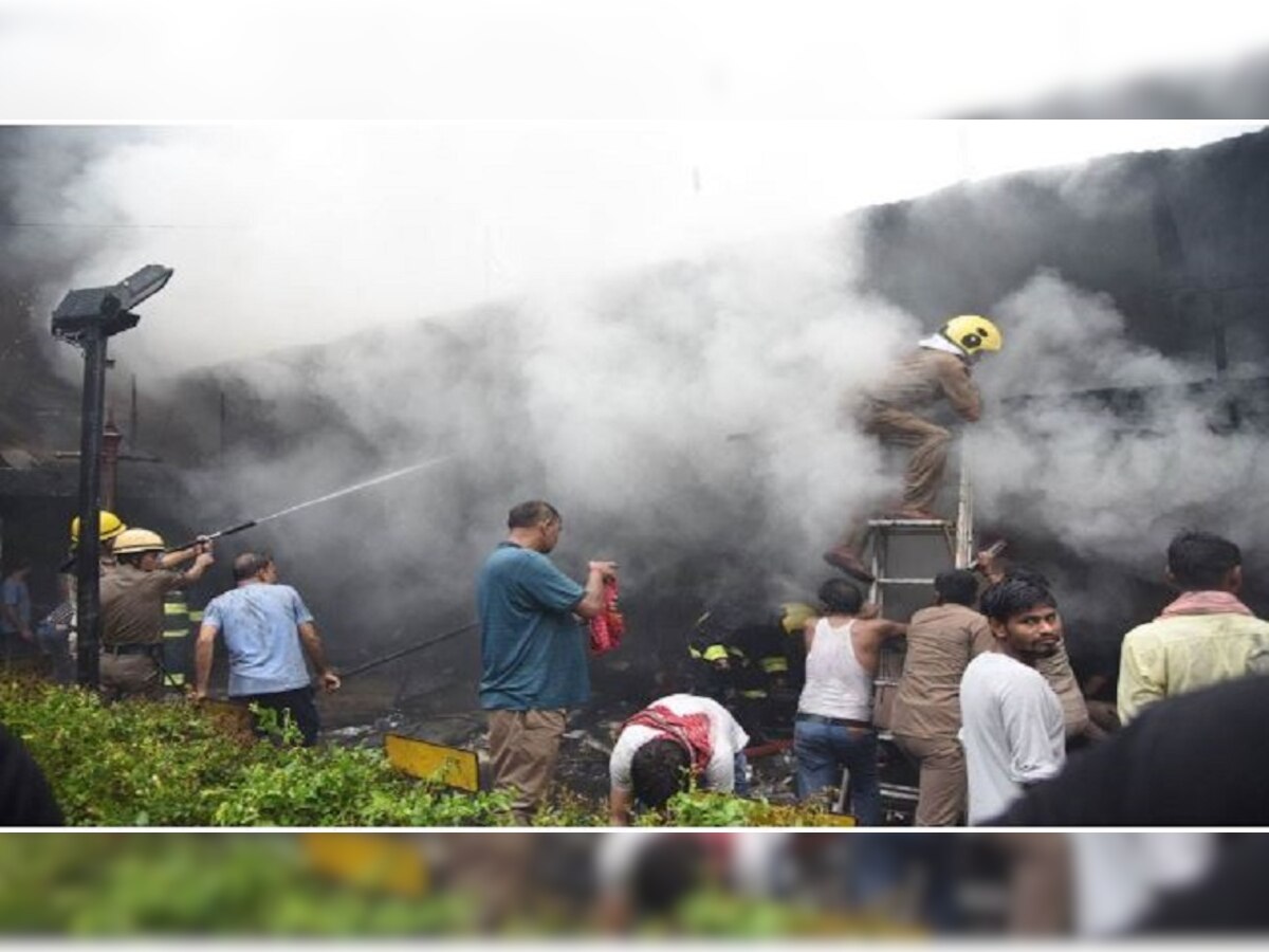 Fire in Hathua Market: बारिश के बीच हथुआ मार्केट में लगी आग, कई दुकानें जलकर खाक