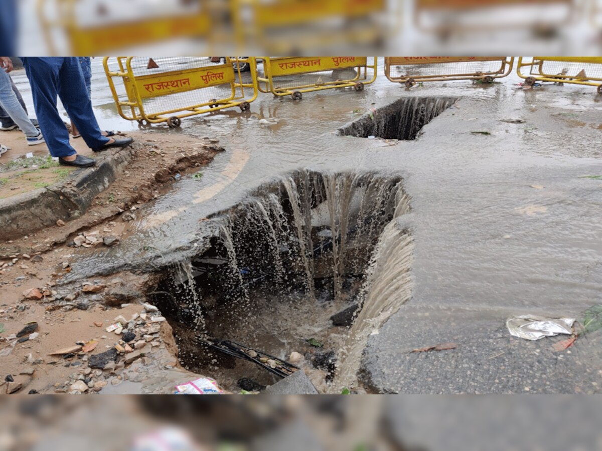 पहली बारिश में धंसने लगी सड़कें  