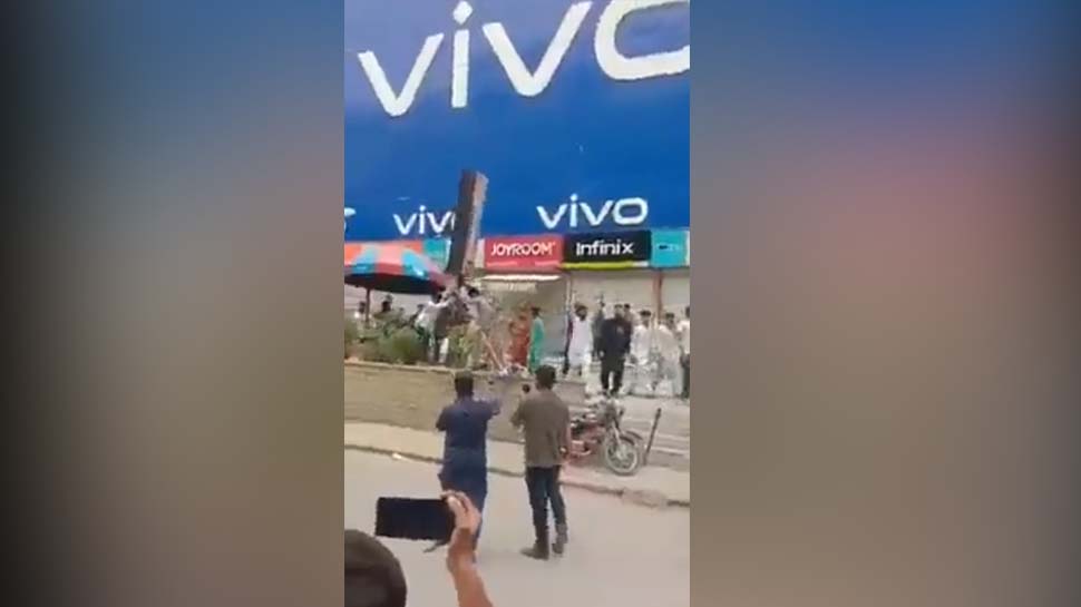 पाकिस्तान में Samsung कंपनी पर लगा ईशनिंदा का इल्जाम; चरमपंथियों ने की तोड़फोड़ पाकिस्तान में Samsung कंपनी पर लगा ईशनिंदा का इल्जाम; चरमपंथियों ने की तोड़फोड़