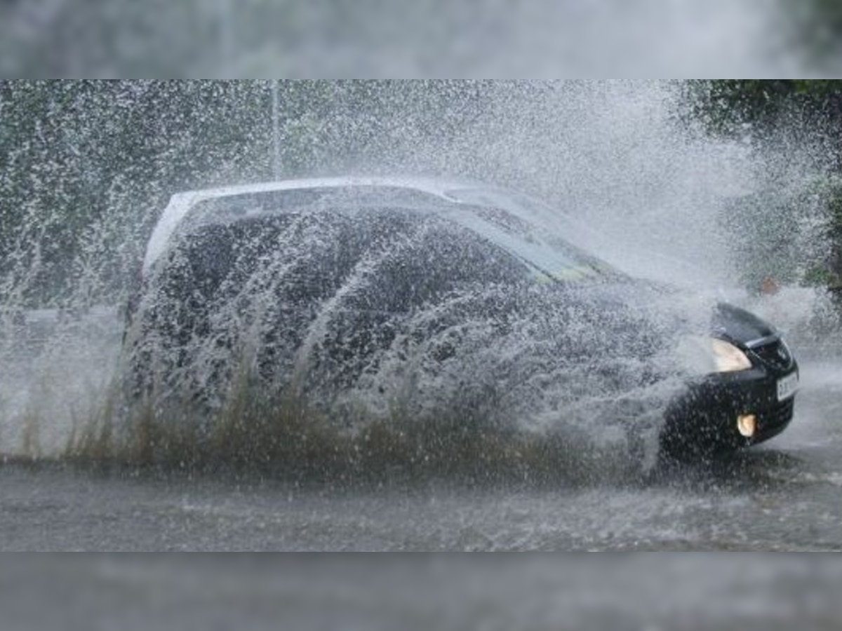 Monsoon Driving Tips: बरसात में ड्राइविंग करते वक्त इन बातों का जरूर रखें ध्यान