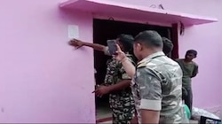 पुलिस ने 25 लाख के इनामी माओवादी घर पर चिपकाया इश्तेहार