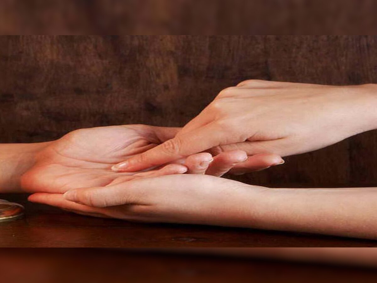 Palmistry: हाथों की ये रेखा जीवन में नहीं होने देगी प्यार की कमी, मिलेगा मनपसंद हमसफर