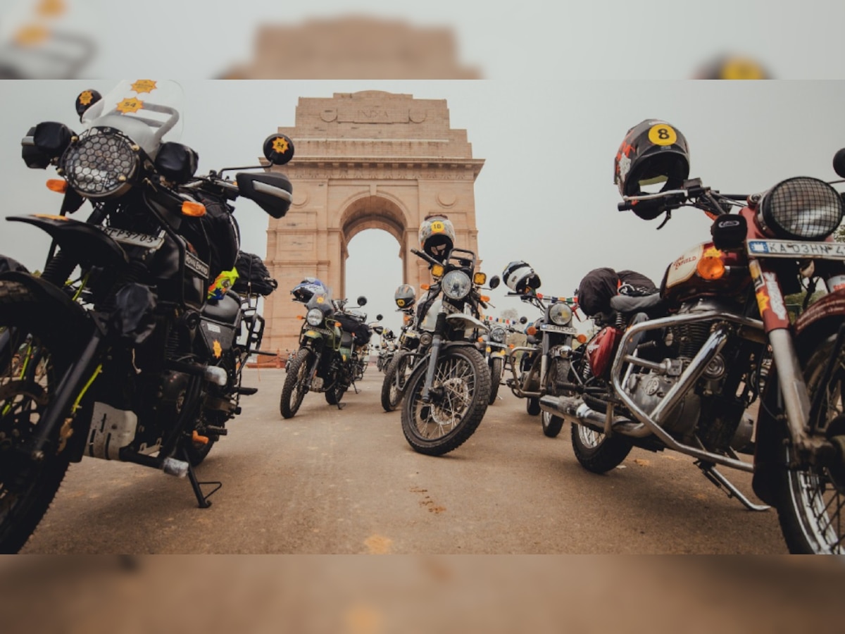 जब एक साथ 70 Royal Enfield मोटरसाइकिलों ने India Gate पर लगाई 'दहाड़', देखें वीडियो