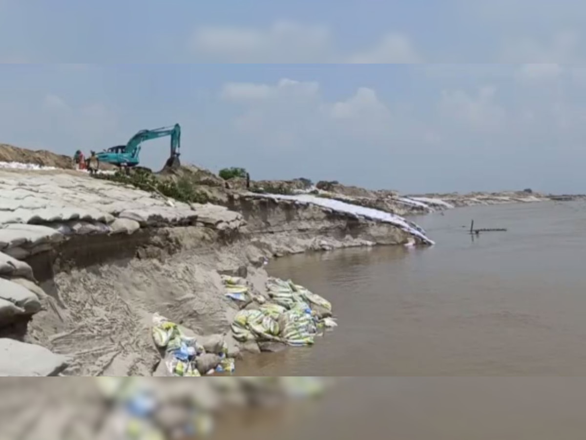 Bihar Flood: बेगूसराय में भीषण कटाव से लोगों में दहशत, गंगा नदी में लगातार बढ़ रहा जलस्तर  