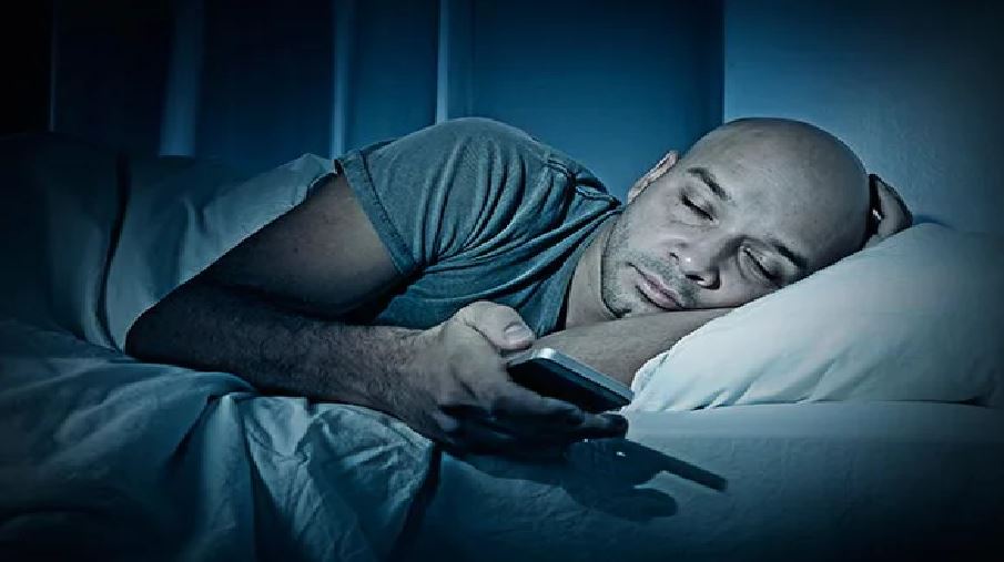 मोबाइल के चक्कर में नहीं पूरी होती है नींद, हो सकते हैं इन गंभीर बीमारियों के शिकार