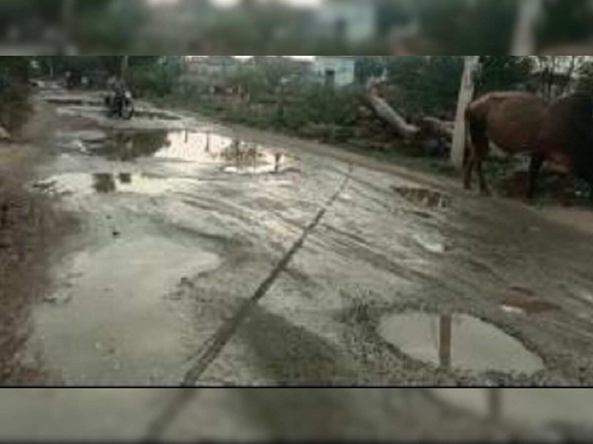 बारिश से टूटी सड़क बनी राहगीरों की लिए मुसीबत, उग्र आंदोलन की चेतावनी