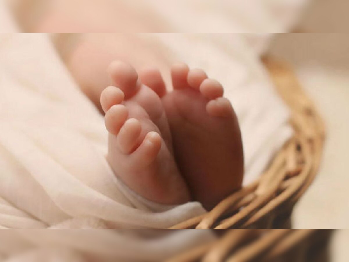 हरदोई में महिला ने चार हाथ और चार पैर वाले बच्चे को दिया जन्म, डॉक्टर कर रहे उपचार