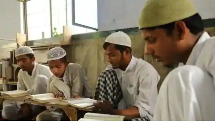 UP: मदरसे के टॉपर्स को टैबलेट और इतनी धनराशि देकर सम्मानित करने जा रही योगी सरकार UP: मदरसे के टॉपर्स को टैबलेट और इतनी धनराशि देकर सम्मानित करने जा रही योगी सरकार