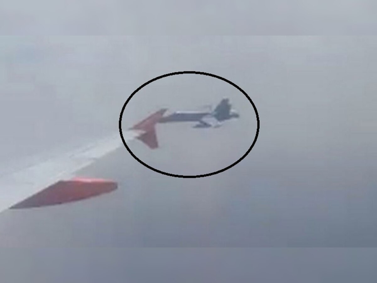 Shocking video: हवा में उड़ते विमान के एकदम करीब आ गया फाइटर जेट, यात्रियों की अटकी सांसें