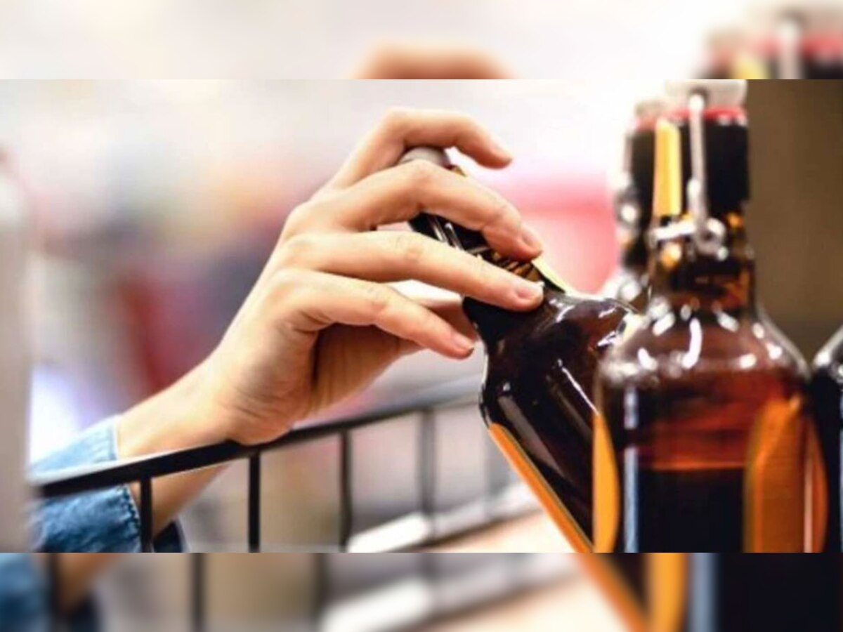 Liquor overcharging: शराब की बोतल पर 20 रुपये ज्यादा लेना पड़ा भारी, विभाग ने दुकान पर लगाया तगड़ा जुर्माना