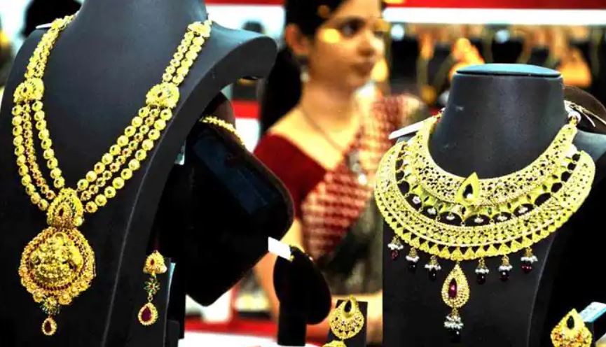 Gold Price Today: ऑलटाइम रेट से 7300 रुपये सस्ता हुआ सोना, जानें आज की कीमत