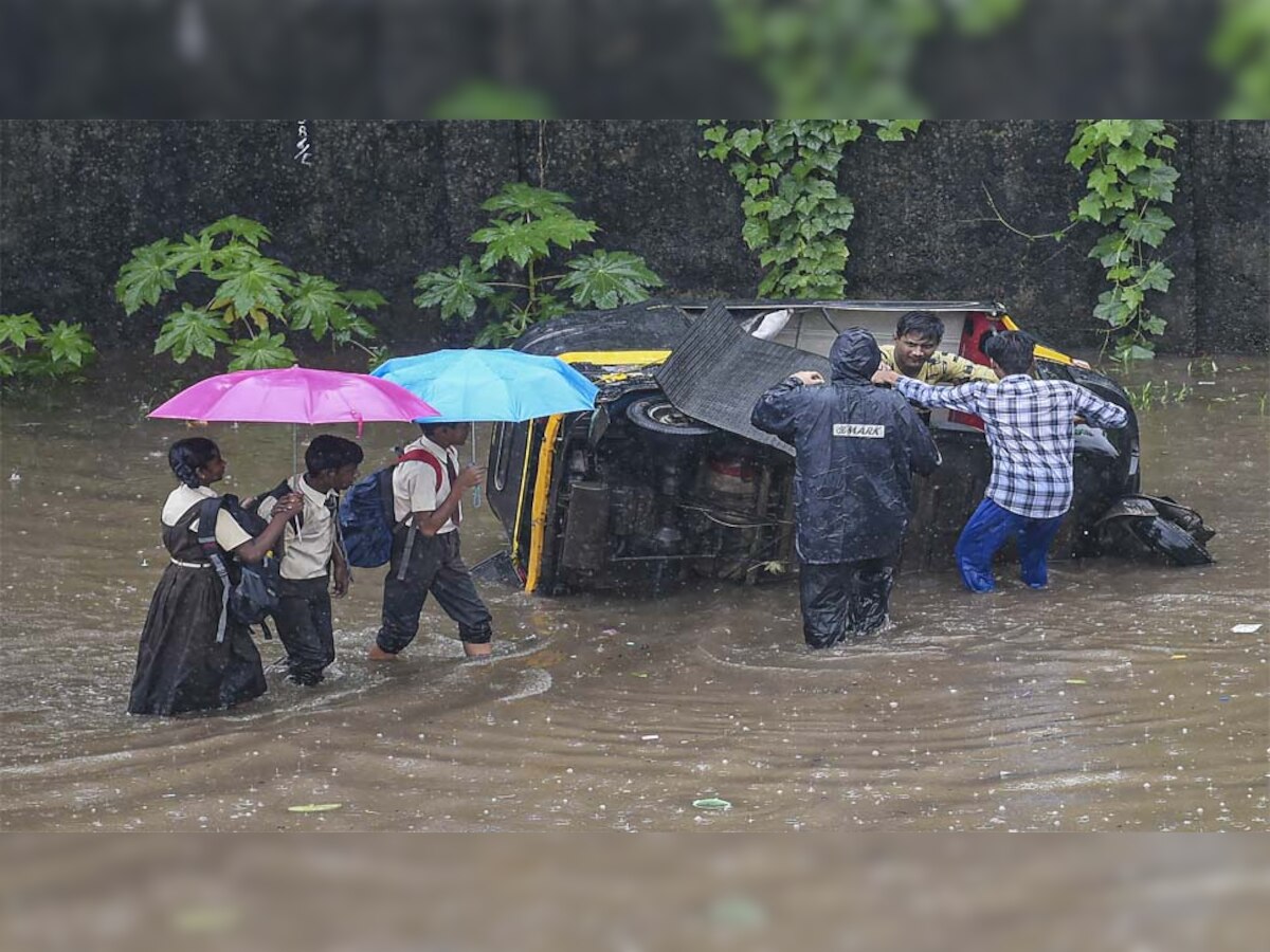 मुंबई में बारिश में पलटा एक ऑटो 