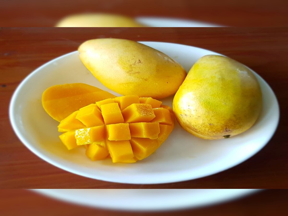 Mango Benefits: खाली पेट आम खाने से पेट से जुड़ी समस्याओं से मिलेगा छुटकारा, इस तरह से डाइट में करें शामिल