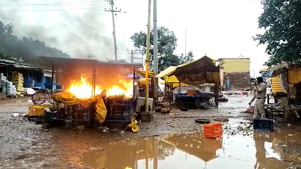 Communal Clash: कर्नाटक के बागलकोट जिले में दो समुदायों में हुई झड़प, 4 लोग घायल; लोगों के इकट्ठा होने पर लगी पाबंदी