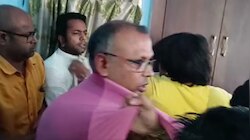 स्वास्थ्यकर्मियों की परिजनों ने जमकर की पिटाई, तमाशबीन बनी रही पुलिस