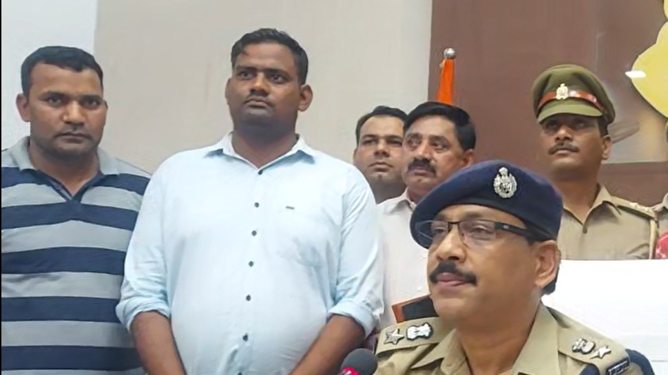 UP NEWS: शादी के लिए किया था मना, तमंचे के दम पर उठा ले गई लड़की, साथ में लाई थी शादी का सुर्ख जोड़ा UP NEWS: शादी के लिए किया था मना, तमंचे के दम पर उठा ले गई लड़की, साथ में लाई थी शादी का सुर्ख जोड़ा