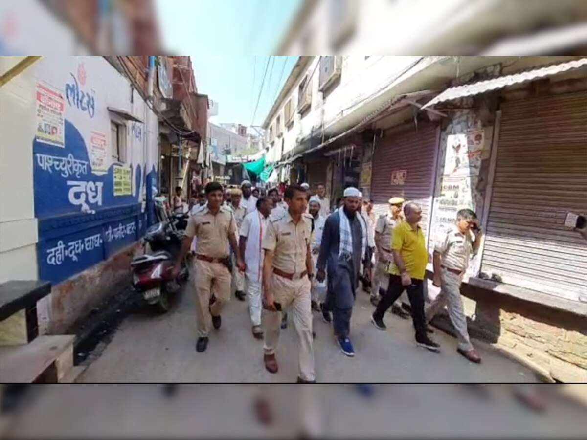 करौली में दो युवकों के झगड़े से बाजार हुआ बंद, पुलिस जवानों ने निकाला शांति मार्च