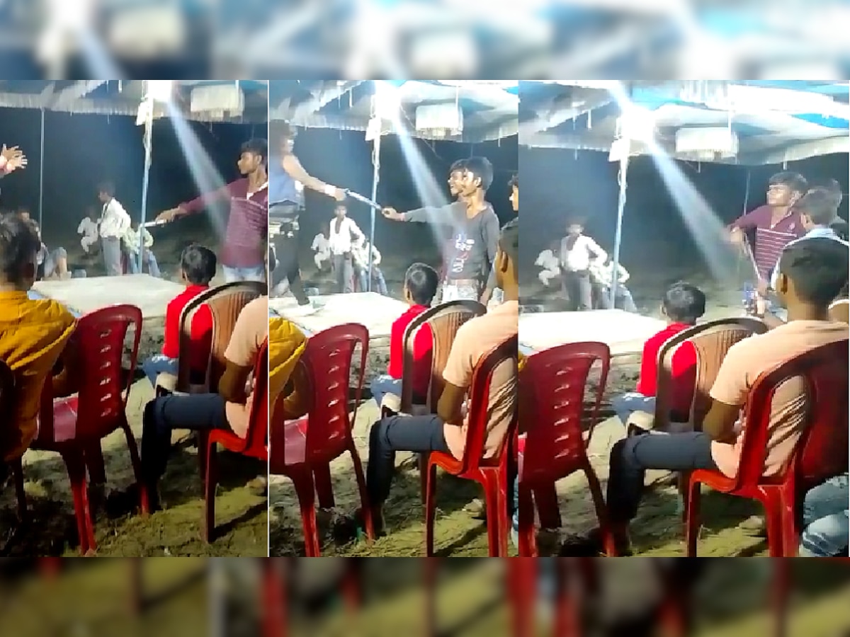 Bihar News: कमर में पिस्टल खोसकर बार-बालाओं से साथ ठुमका लगाते दिखा युवक, विडियो हुआ वायरल
