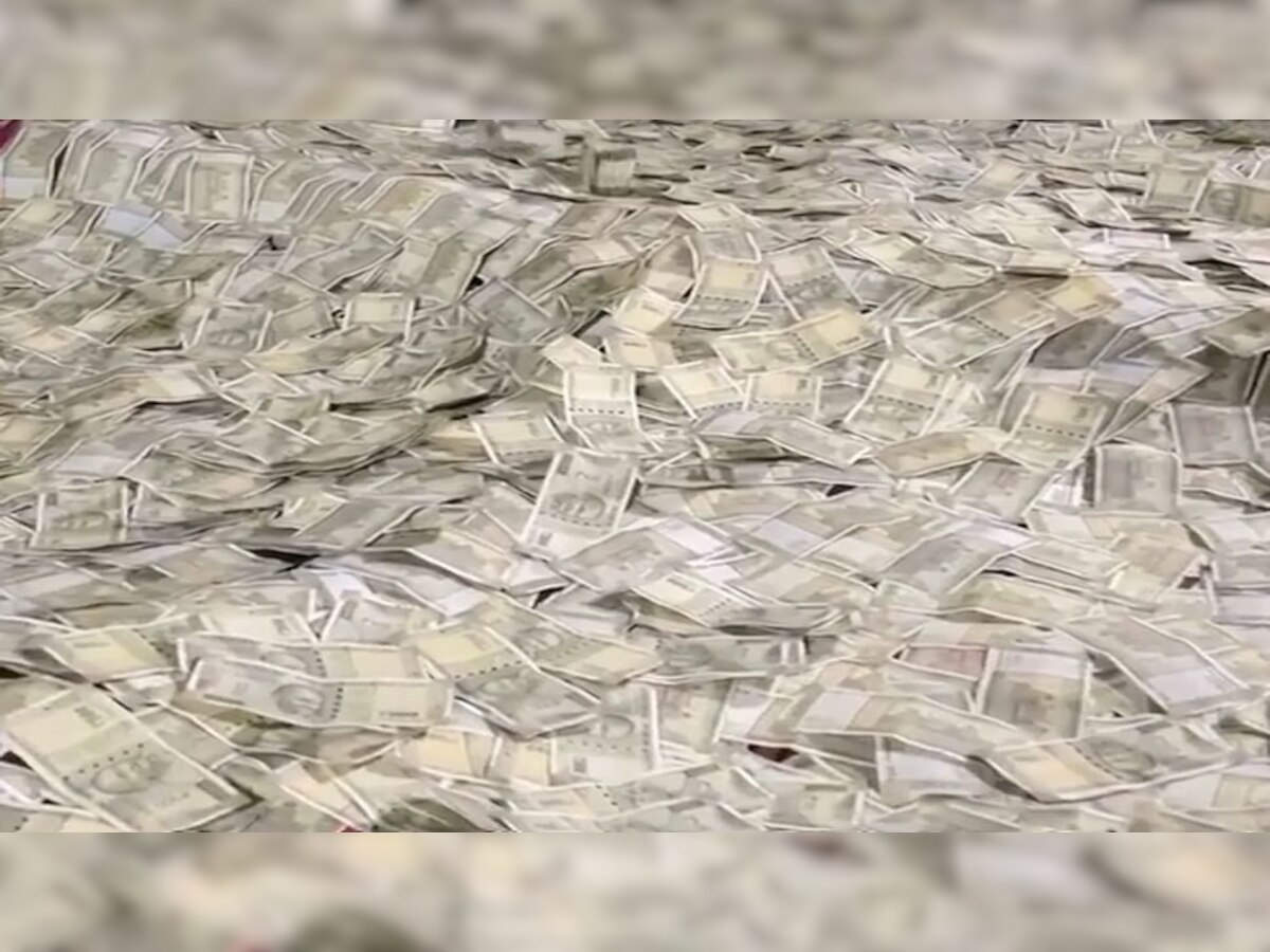 Viral Video: पैसा ही पैसा! क्या देखा है कभी ऐसे नोटों से भरा हुआ बिस्तर? VIDEO कर देगी हैरान