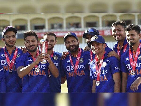 नॉटिंघम: इंग्लैंड के नॉटिंघम में ट्रेंट ब्रिज में रविवार, 10 जुलाई, 2022 को इंग्लैंड और भारत के बीच तीसरे टी20 अंतरराष्ट्रीय क्रिकेट मैच के बाद इंग्लैंड के खिलाफ सीरीज जीतने के बाद ट्रॉफी के साथ जश्न मनाते भारतीय खिलाड़ी.