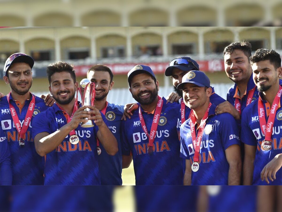 नॉटिंघम: इंग्लैंड के नॉटिंघम में ट्रेंट ब्रिज में रविवार, 10 जुलाई, 2022 को इंग्लैंड और भारत के बीच तीसरे टी20 अंतरराष्ट्रीय क्रिकेट मैच के बाद इंग्लैंड के खिलाफ सीरीज जीतने के बाद ट्रॉफी के साथ जश्न मनाते भारतीय खिलाड़ी.