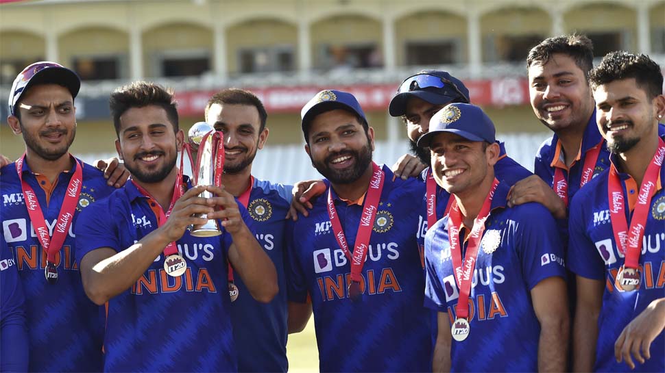 नॉटिंघम: इंग्लैंड के नॉटिंघम में ट्रेंट ब्रिज में रविवार, 10 जुलाई, 2022 को इंग्लैंड और भारत के बीच तीसरे टी20 अंतरराष्ट्रीय क्रिकेट मैच के बाद इंग्लैंड के खिलाफ सीरीज जीतने के बाद ट्रॉफी के साथ जश्न मनाते भारतीय खिलाड़ी. नॉटिंघम: इंग्लैंड के नॉटिंघम में ट्रेंट ब्रिज में रविवार, 10 जुलाई, 2022 को इंग्लैंड और भारत के बीच तीसरे टी20 अंतरराष्ट्रीय क्रिकेट मैच के बाद इंग्लैंड के खिलाफ सीरीज जीतने के बाद ट्रॉफी के साथ जश्न मनाते भारतीय खिलाड़ी.