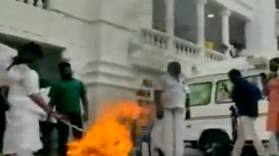 तमिलनाडु: पलानीस्वामी और पन्नीरसेल्वम के समर्थकों के बीच झड़प, पथराव के बाद कई जख्मी तमिलनाडु: पलानीस्वामी और पन्नीरसेल्वम के समर्थकों के बीच झड़प, पथराव के बाद कई जख्मी