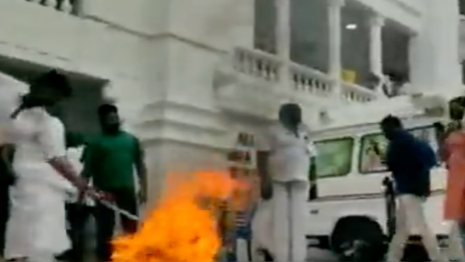 तमिलनाडु: पलानीस्वामी और पन्नीरसेल्वम के समर्थकों के बीच झड़प, पथराव के बाद कई जख्मी