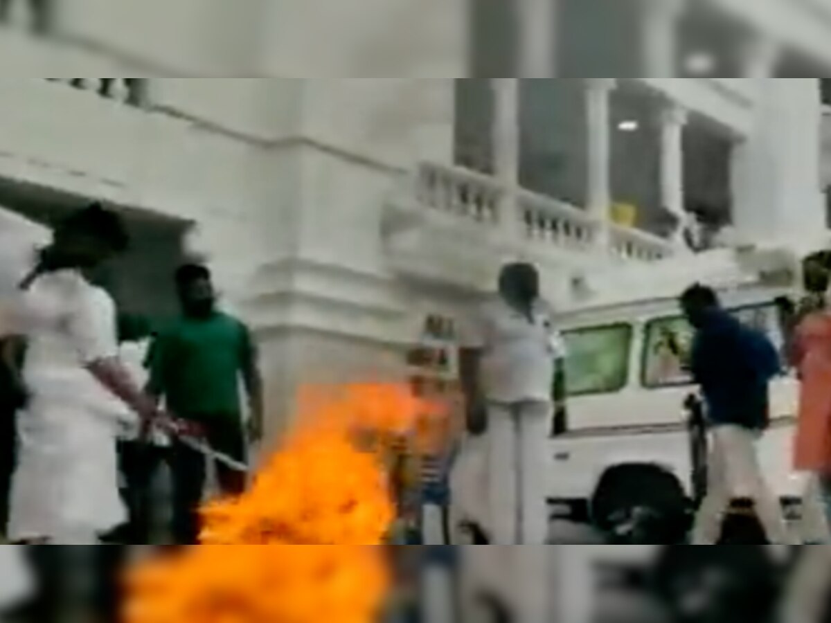 तमिलनाडु: पलानीस्वामी और पन्नीरसेल्वम के समर्थकों के बीच झड़प, पथराव के बाद कई जख्मी