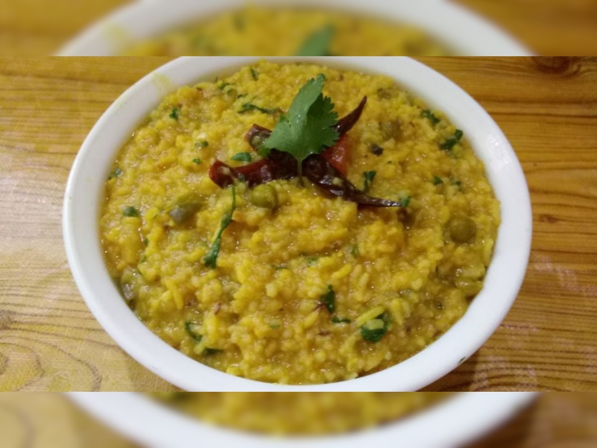 Moong Dal Khichdi: बरसात के मौसम में करें मूंग दाल की खिचड़ी का सेवन, सेहत को मिलेंगे ये फायदे