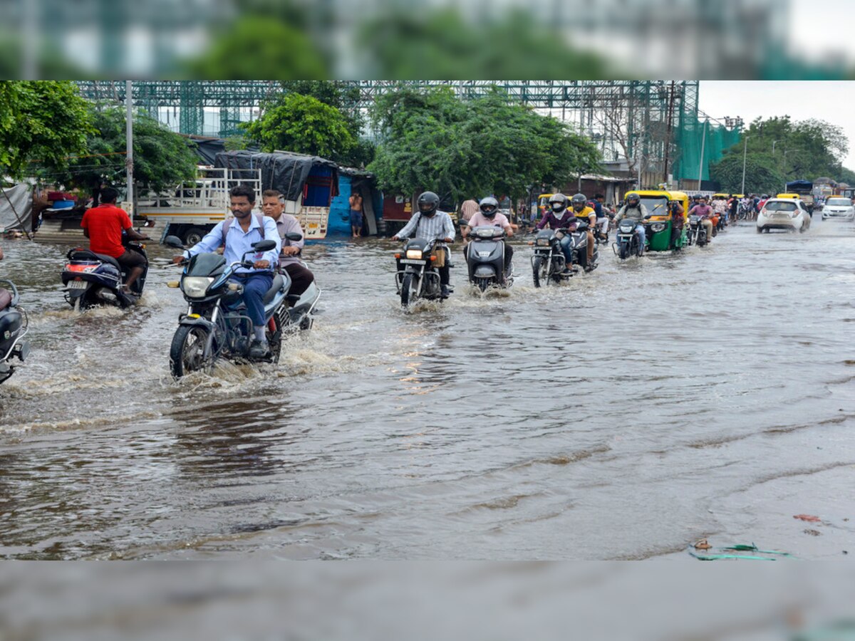 गुजरात-महाराष्ट्र समेत कई राज्यों में बारिश का कहर, शहरों में जलजमाव, जन-जीवन अस्त-व्यस्त