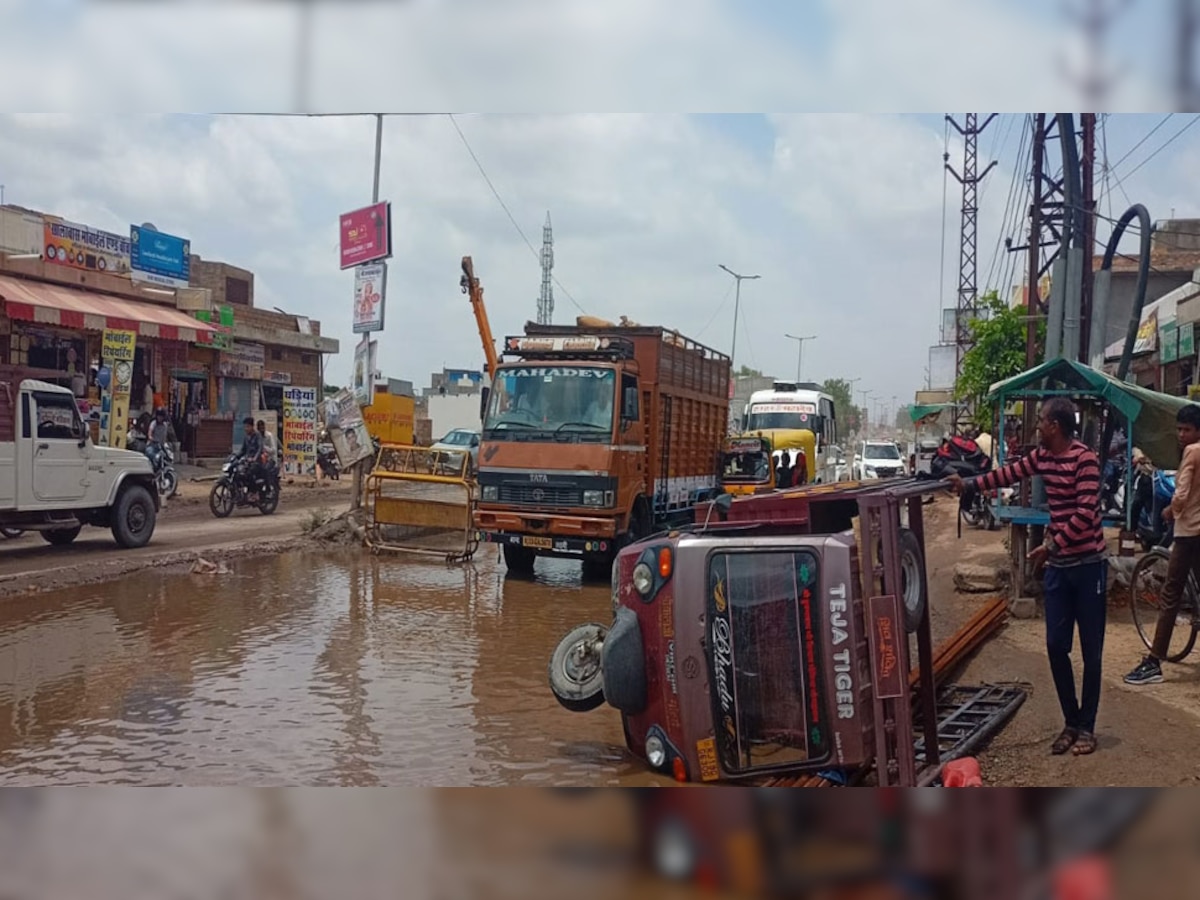 रोज दर्जनों वाहन गहरे गड्ढों से हो रहे क्षतिग्रस्त