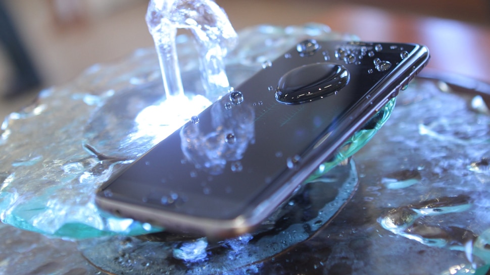 How to keep your smartphone safe during rainy season and make it water proof smartphone tips and tricks |  Water has gone in the smartphone, so take it out in just 1 minute,