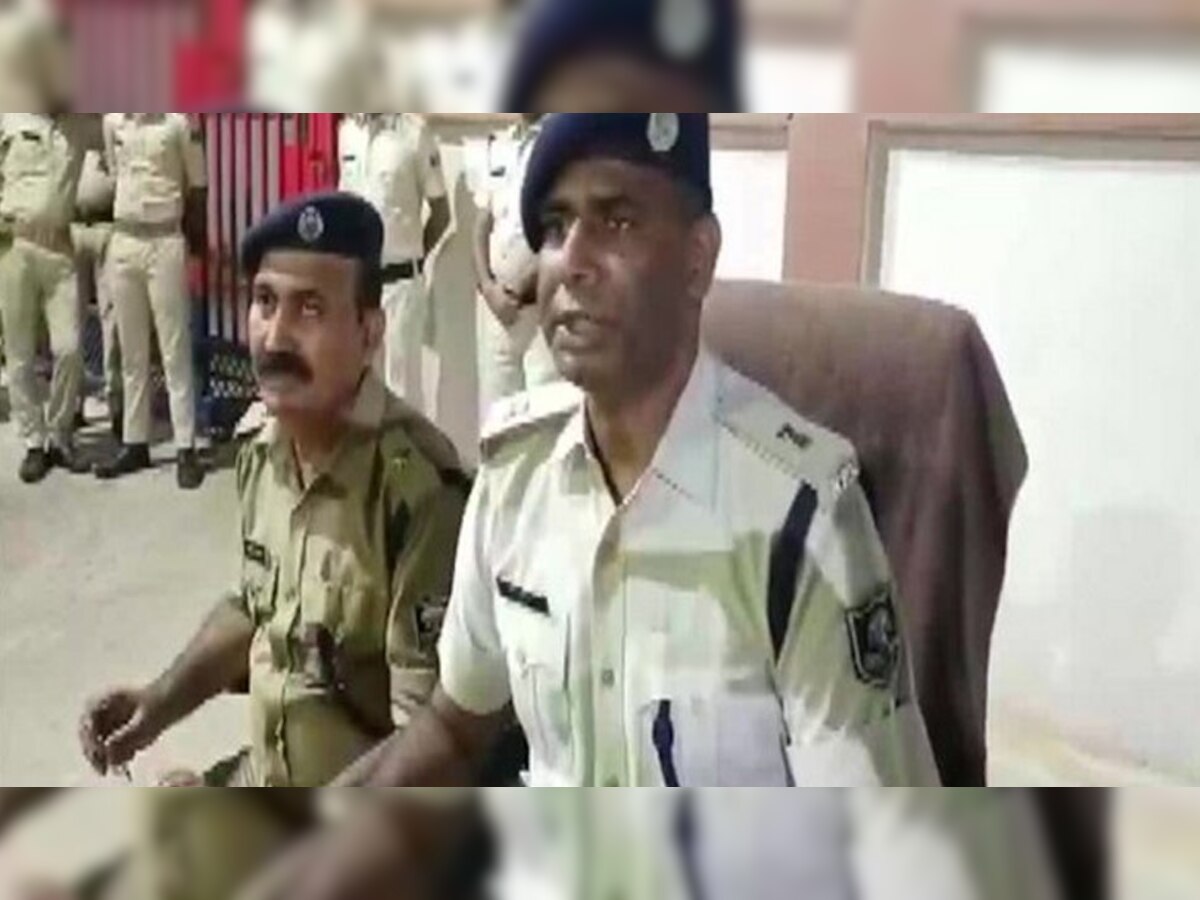 पटना पुलिस के एएसपी मनीष कुमार 2 आतंकी पकड़े जाने की जानकारी देते हुए