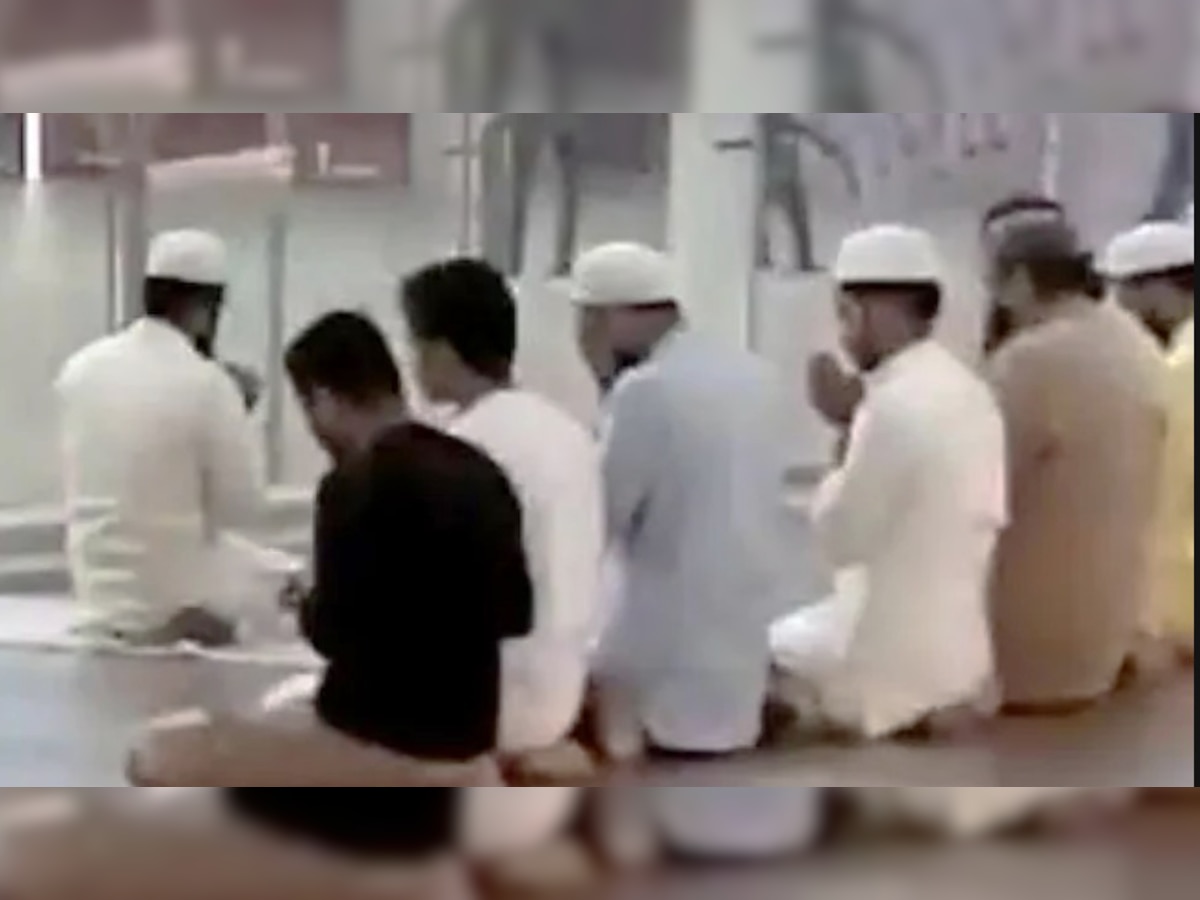 Namaz Viral Video: लखनऊ के लुलु मॉल में अदा की गई नमाज! वीडियो वायरल, हिंदू संगठनों ने उठाए सवाल 